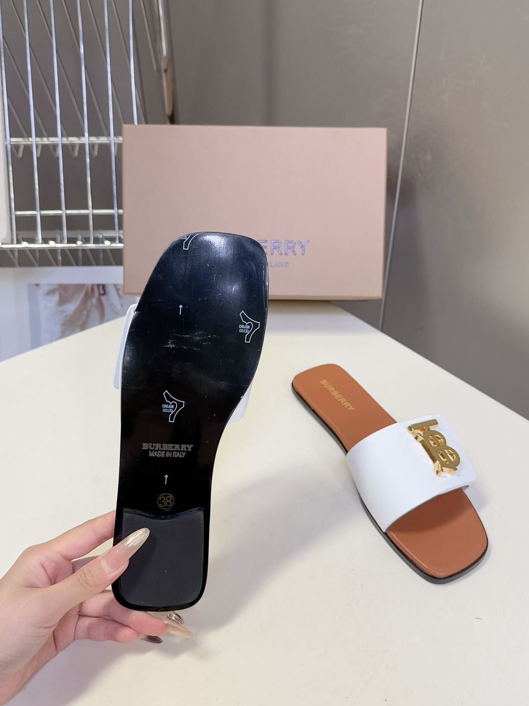 Burberry博柏利春夏最新款拖鞋 凉鞋 超多明星时尚博主种草 夏天必备 大爆款‼️已经被它的美貌折服