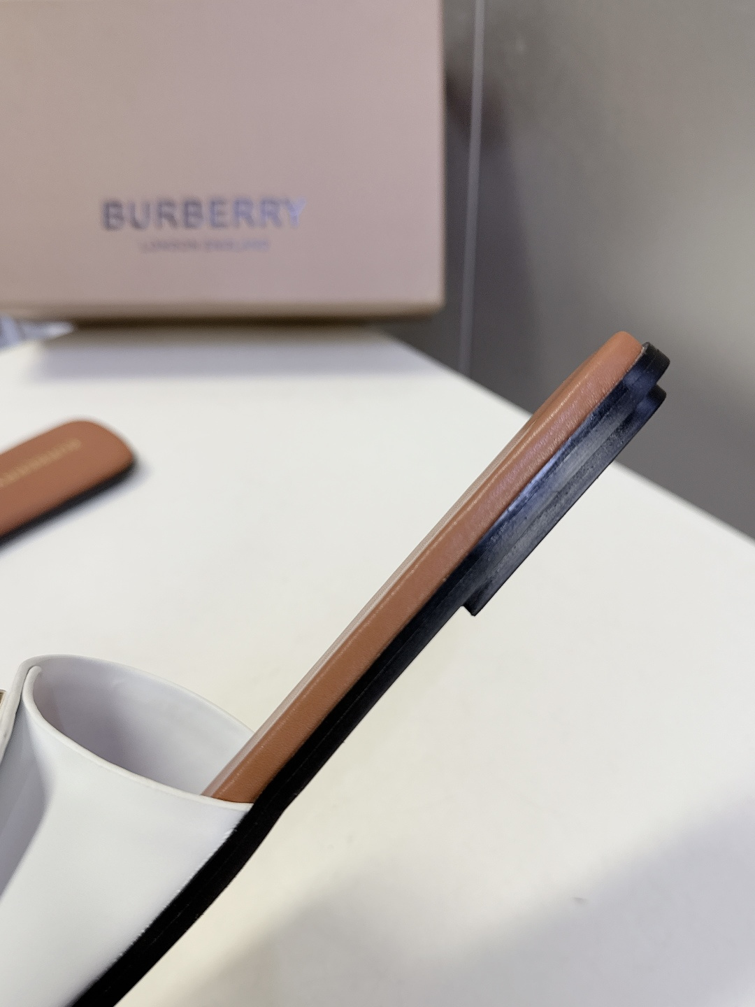 Burberry博柏利春夏最新款拖鞋 凉鞋 超多明星时尚博主种草 夏天必备 大爆款‼️已经被它的美貌折服