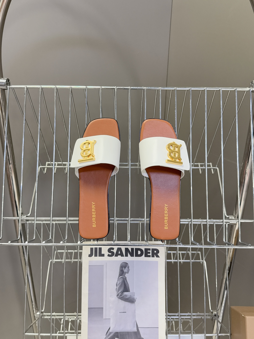 Burberry博柏利春夏最新款拖鞋 凉鞋 超多明星时尚博主种草 夏天必备 大爆款‼️已经被它的美貌折服