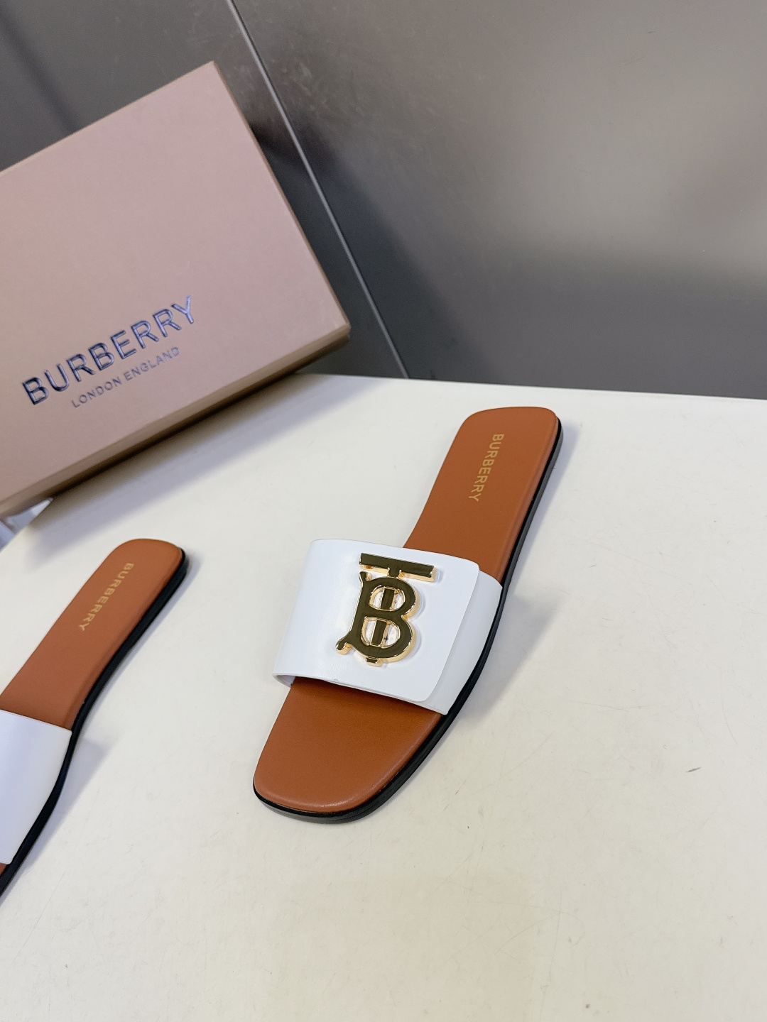 Burberry博柏利春夏最新款拖鞋 凉鞋 超多明星时尚博主种草 夏天必备 大爆款‼️已经被它的美貌折服