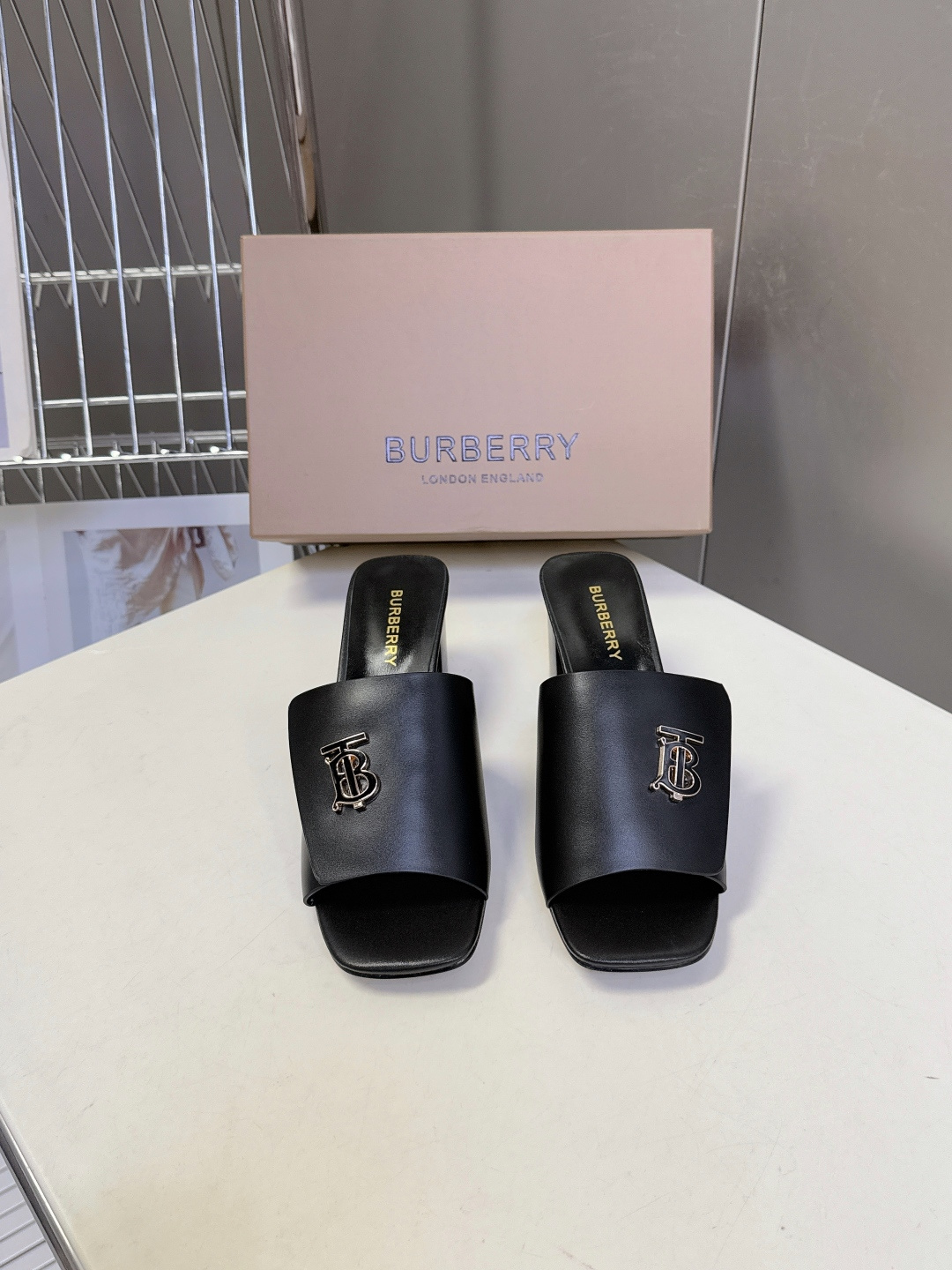 Burberry博柏利春夏最新款拖鞋 凉鞋 超多明星时尚博主种草 夏天必备 大爆款‼️已经被它的美貌折服