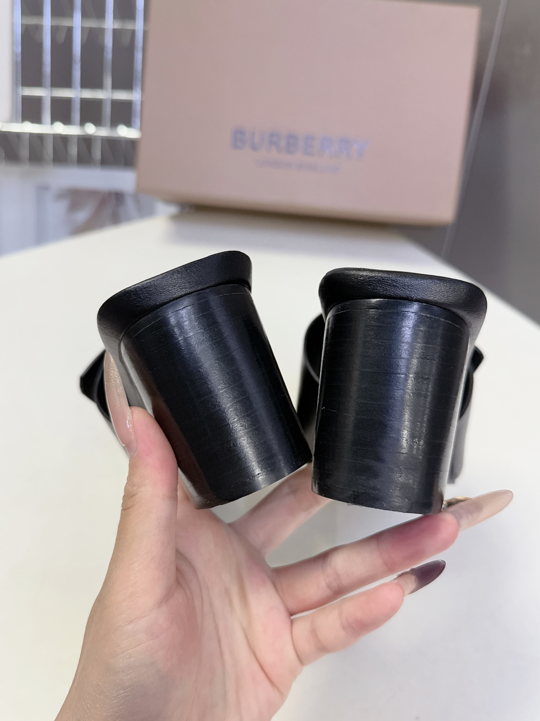 Burberry博柏利春夏最新款拖鞋 凉鞋 超多明星时尚博主种草 夏天必备 大爆款‼️已经被它的美貌折服