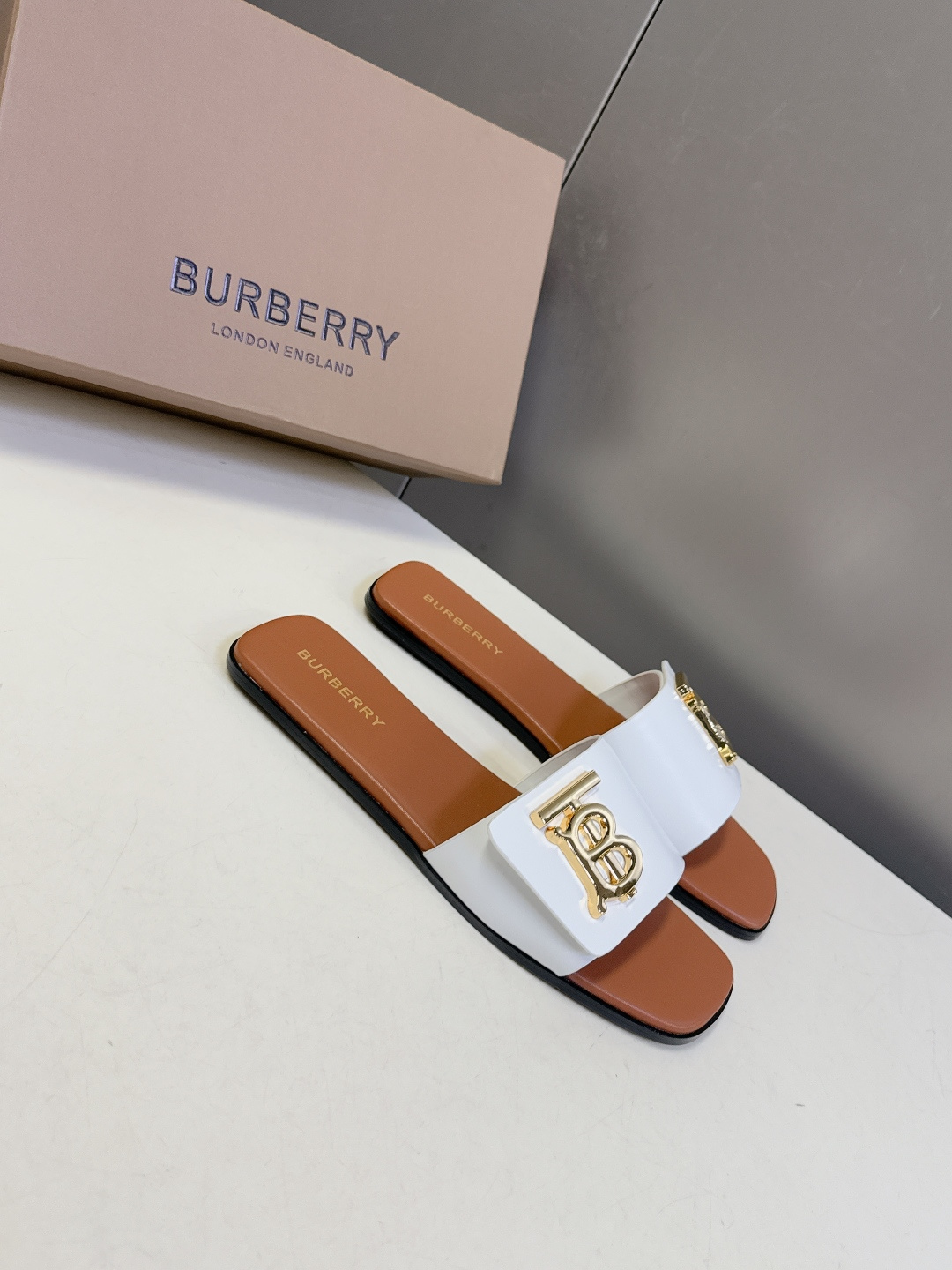 Burberry博柏利春夏最新款拖鞋 凉鞋 超多明星时尚博主种草 夏天必备 大爆款‼️已经被它的美貌折服