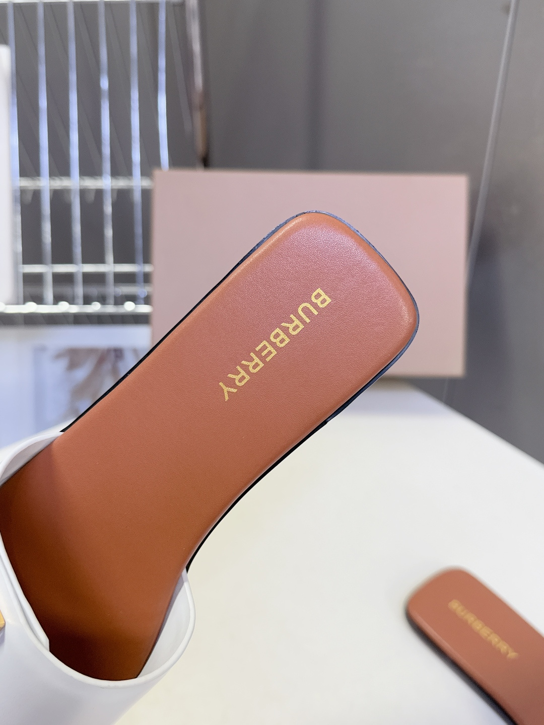 Burberry博柏利春夏最新款拖鞋 凉鞋 超多明星时尚博主种草 夏天必备 大爆款‼️已经被它的美貌折服