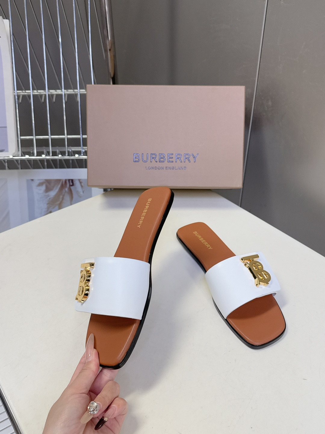 Burberry博柏利春夏最新款拖鞋 凉鞋 超多明星时尚博主种草 夏天必备 大爆款‼️已经被它的美貌折服