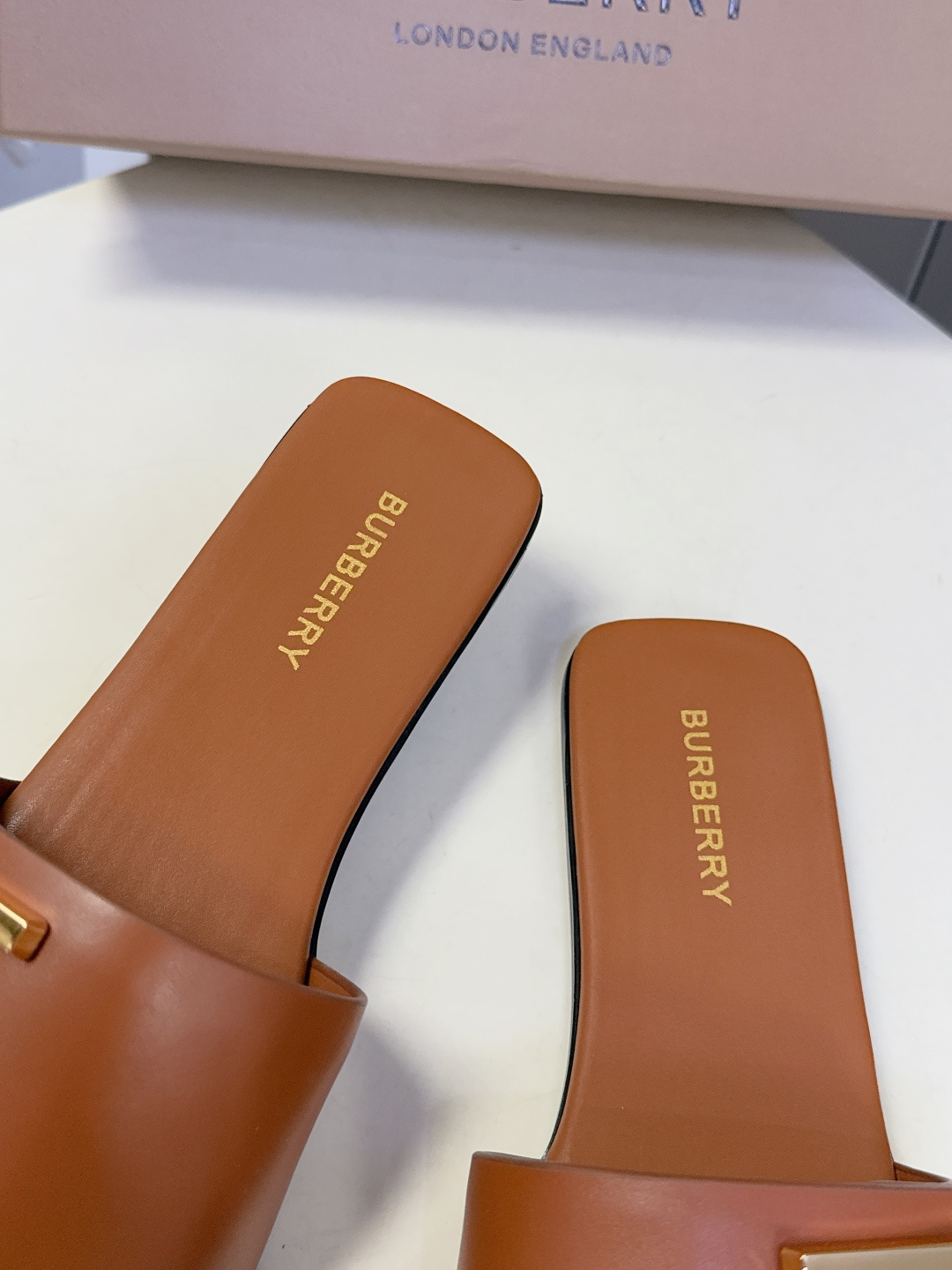 Burberry博柏利春夏最新款拖鞋 凉鞋 超多明星时尚博主种草 夏天必备 大爆款‼️已经被它的美貌折服