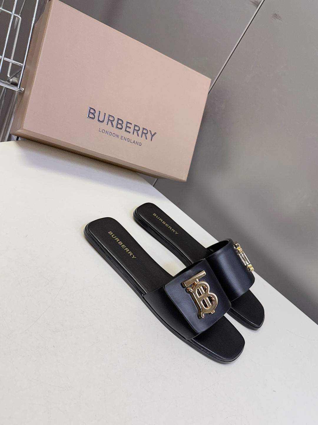 Burberry博柏利春夏最新款拖鞋 凉鞋 超多明星时尚博主种草 夏天必备 大爆款‼️已经被它的美貌折服