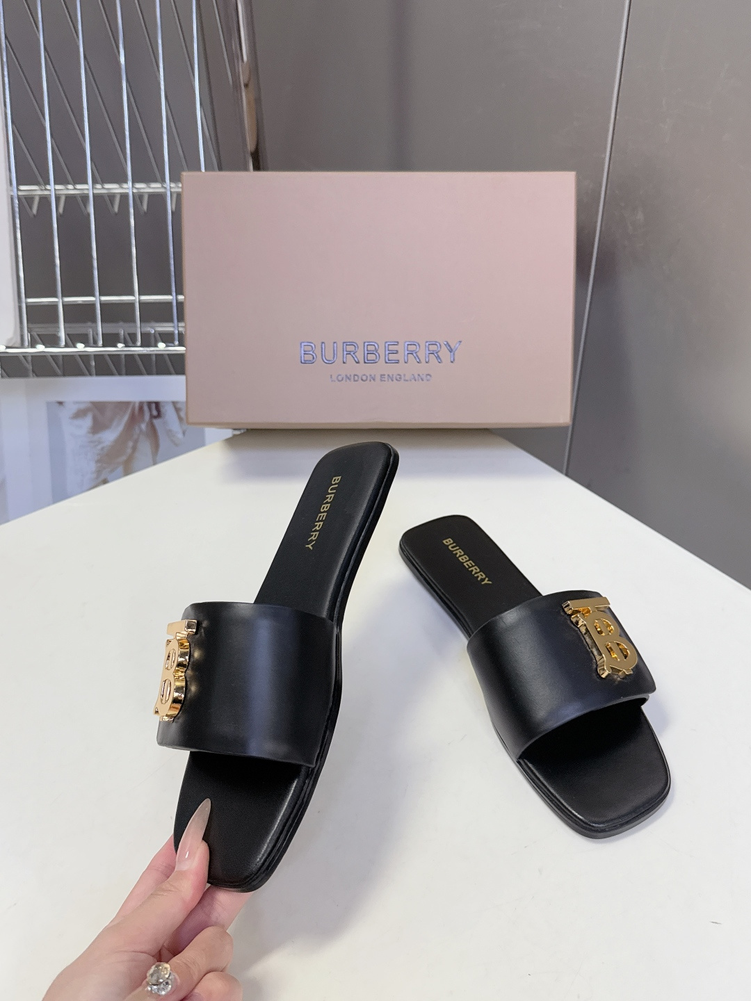 Burberry博柏利春夏最新款拖鞋 凉鞋 超多明星时尚博主种草 夏天必备 大爆款‼️已经被它的美貌折服