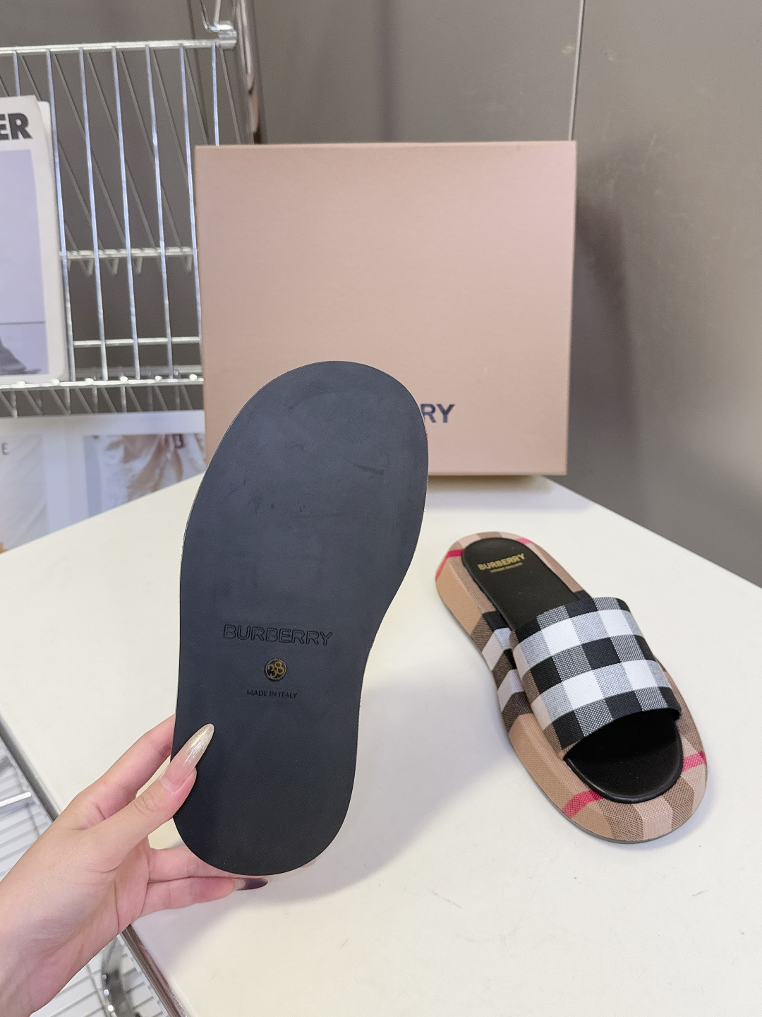 男➕10 Burberry博柏利春夏最新款拖鞋 凉鞋 超多明星时尚博主种草 夏天必备 大爆款‼️已经被它