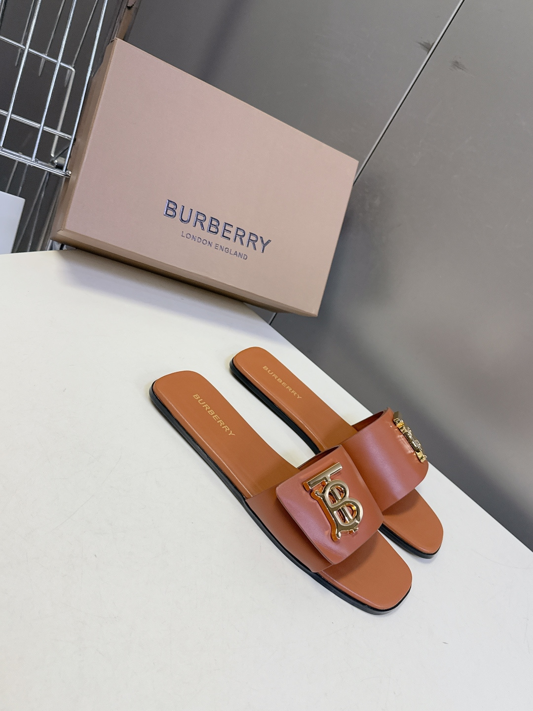 Burberry博柏利春夏最新款拖鞋 凉鞋 超多明星时尚博主种草 夏天必备 大爆款‼️已经被它的美貌折服