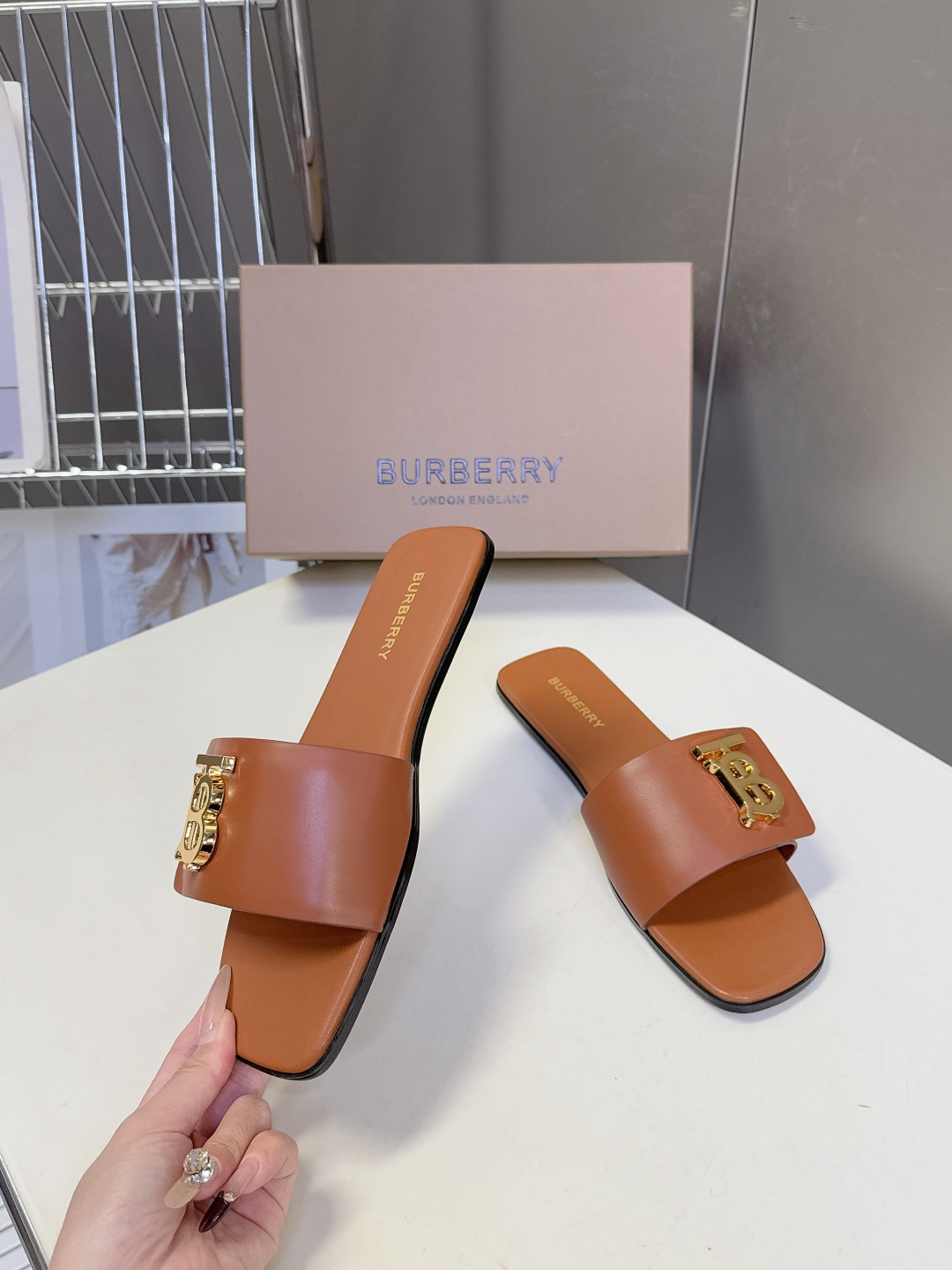 Burberry博柏利春夏最新款拖鞋 凉鞋 超多明星时尚博主种草 夏天必备 大爆款‼️已经被它的美貌折服