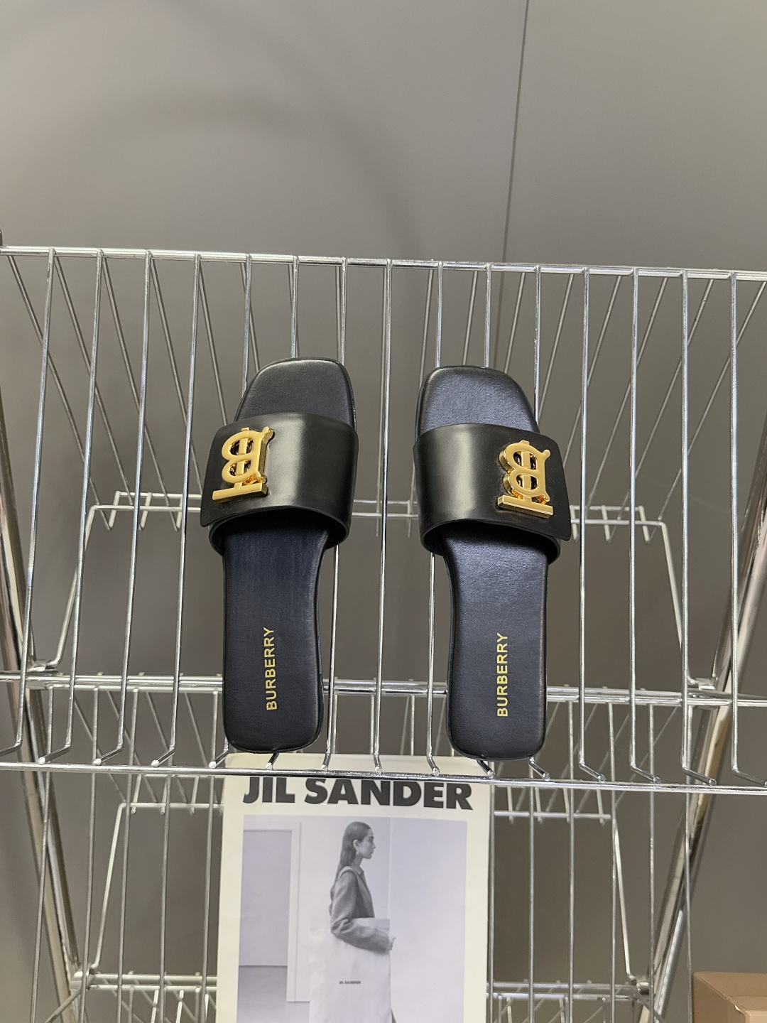 Burberry博柏利春夏最新款拖鞋 凉鞋 超多明星时尚博主种草 夏天必备 大爆款‼️已经被它的美貌折服