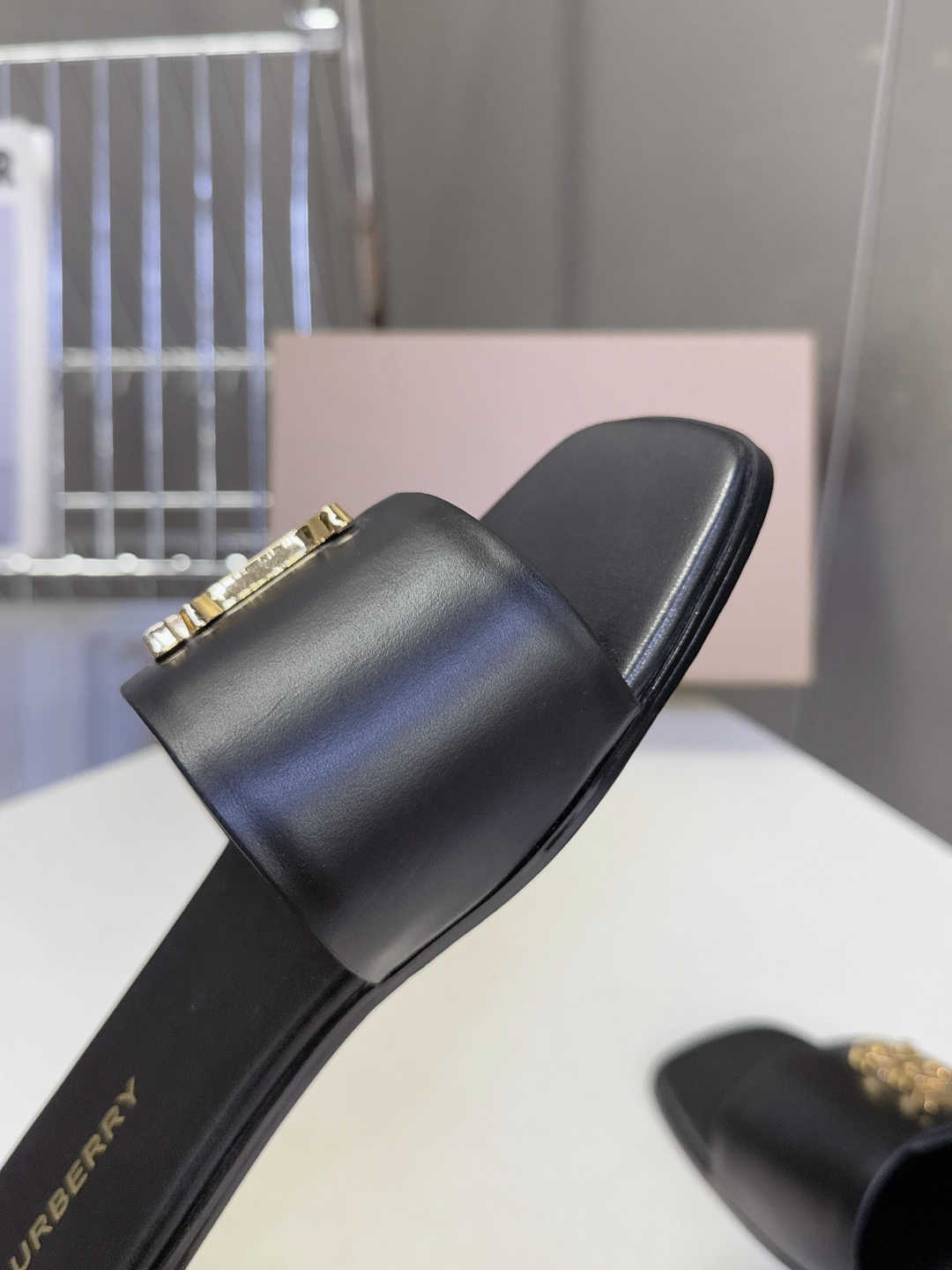 Burberry博柏利春夏最新款拖鞋 凉鞋 超多明星时尚博主种草 夏天必备 大爆款‼️已经被它的美貌折服