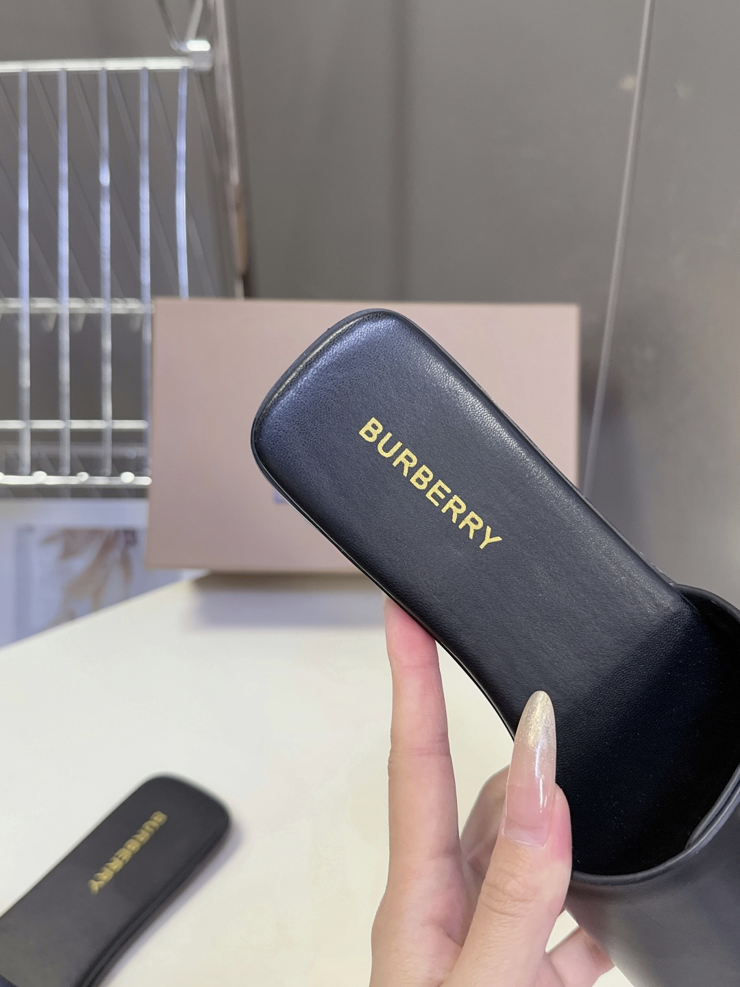 Burberry博柏利春夏最新款拖鞋 凉鞋 超多明星时尚博主种草 夏天必备 大爆款‼️已经被它的美貌折服