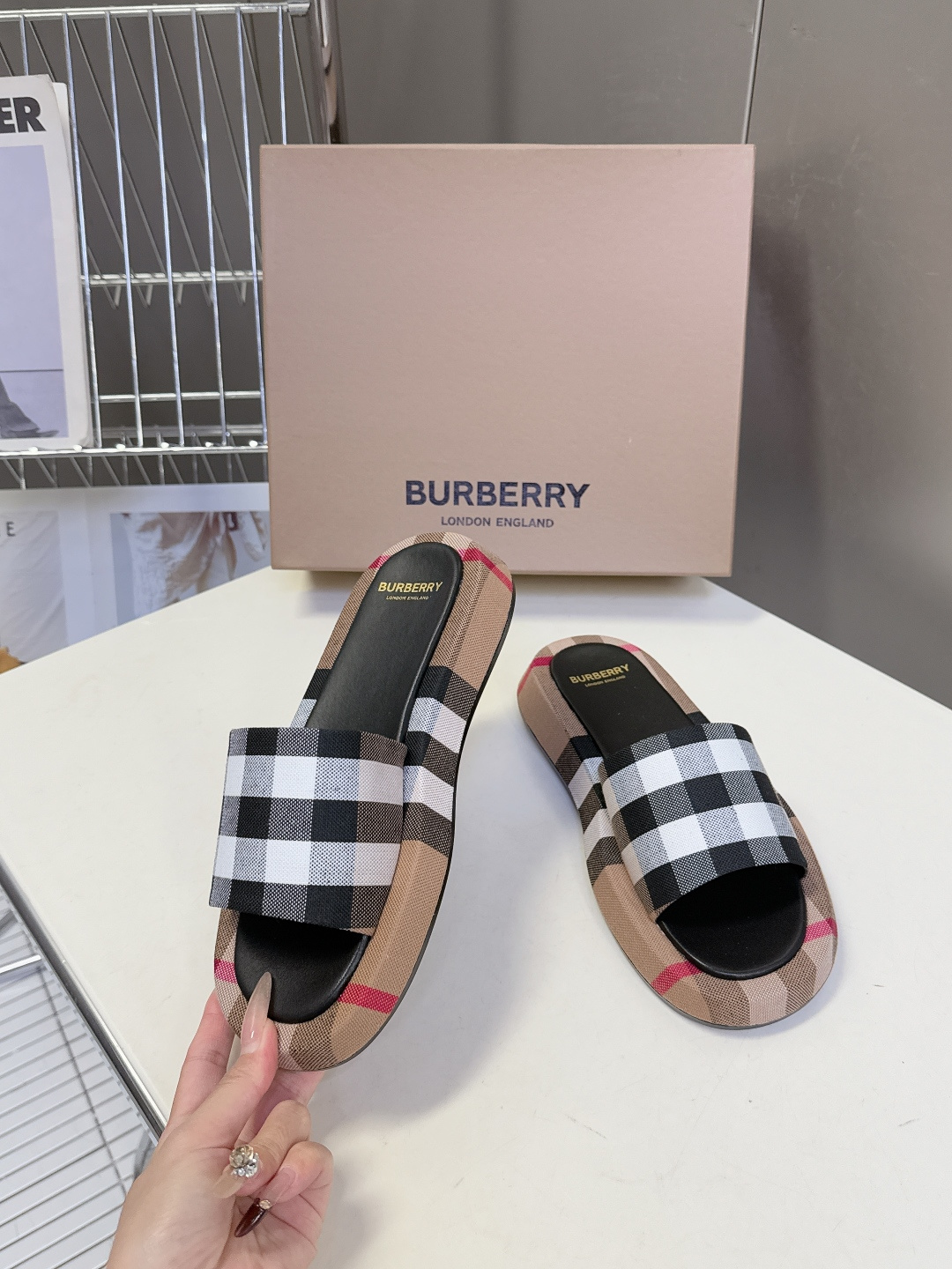 男➕10 Burberry博柏利春夏最新款拖鞋 凉鞋 超多明星时尚博主种草 夏天必备 大爆款‼️已经被它