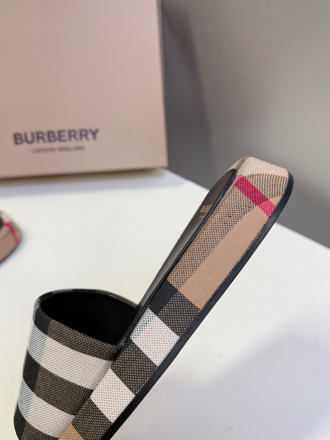 男➕10 Burberry博柏利春夏最新款拖鞋 凉鞋 超多明星时尚博主种草 夏天必备 大爆款‼️已经被它