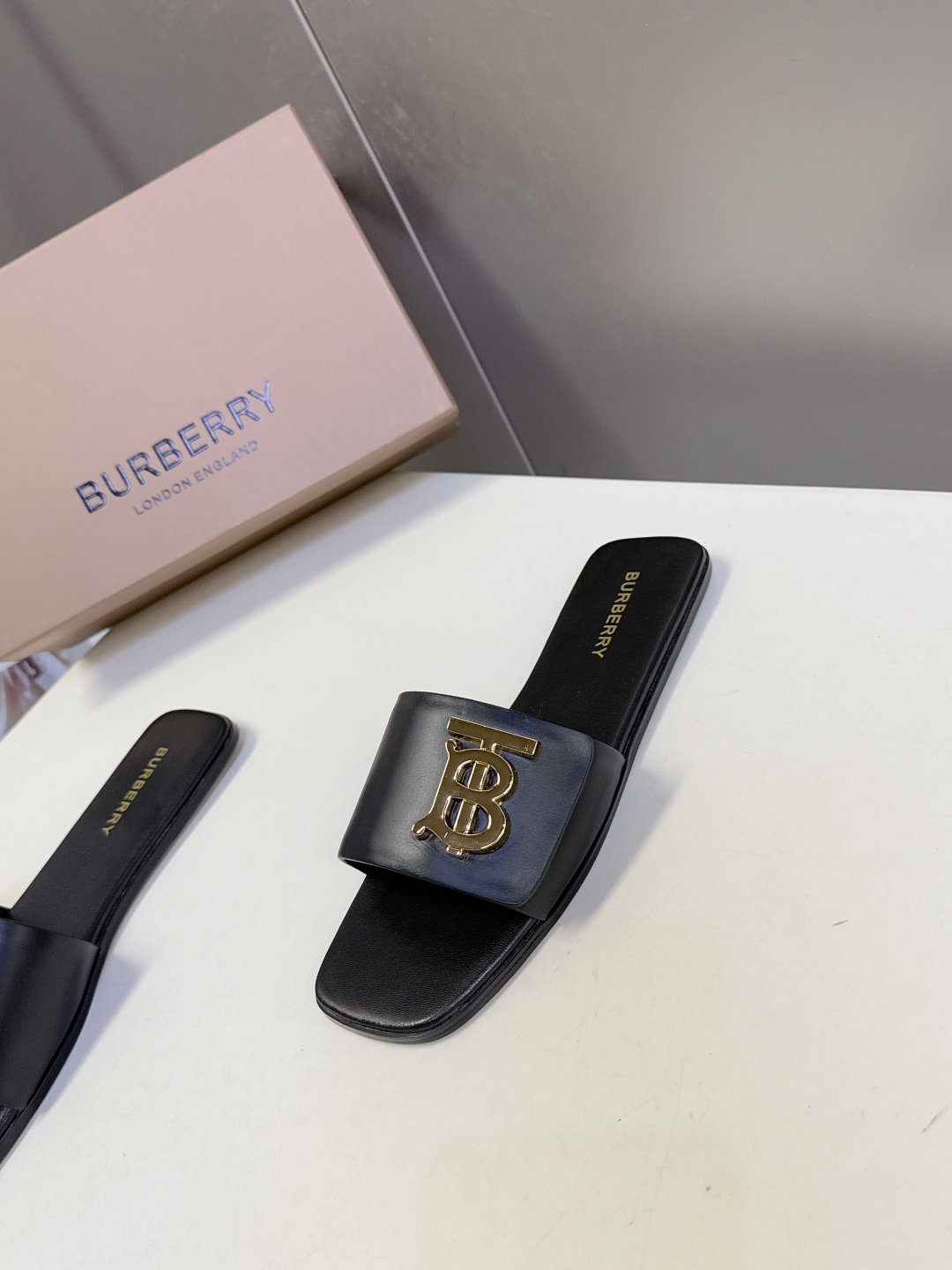 Burberry博柏利春夏最新款拖鞋 凉鞋 超多明星时尚博主种草 夏天必备 大爆款‼️已经被它的美貌折服