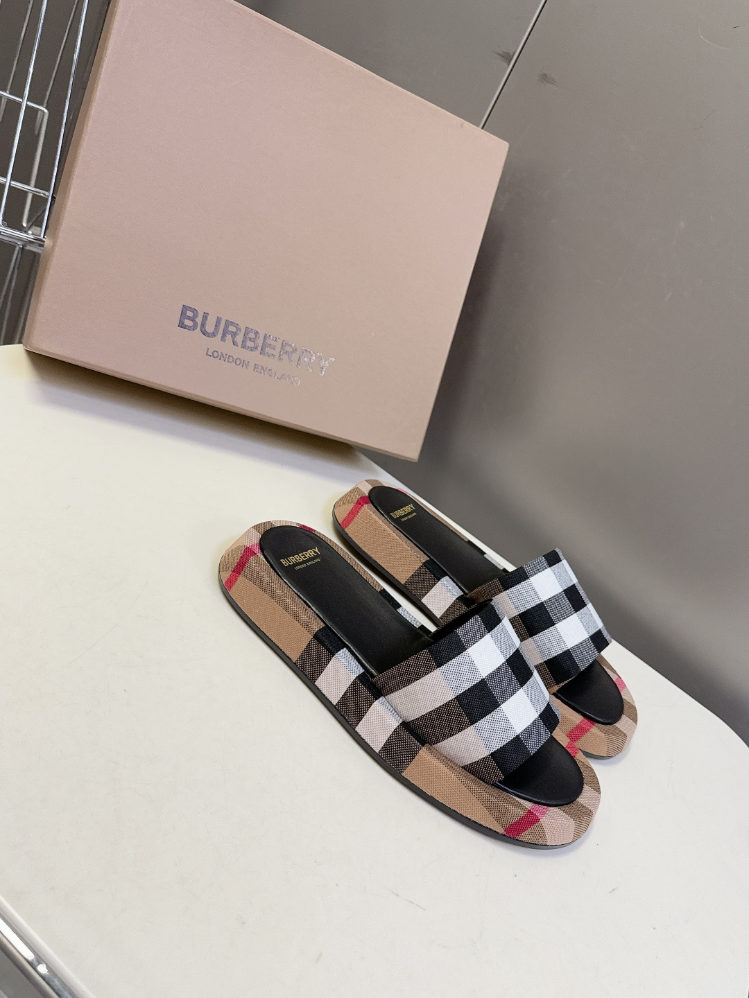 男➕10 Burberry博柏利春夏最新款拖鞋 凉鞋 超多明星时尚博主种草 夏天必备 大爆款‼️已经被它