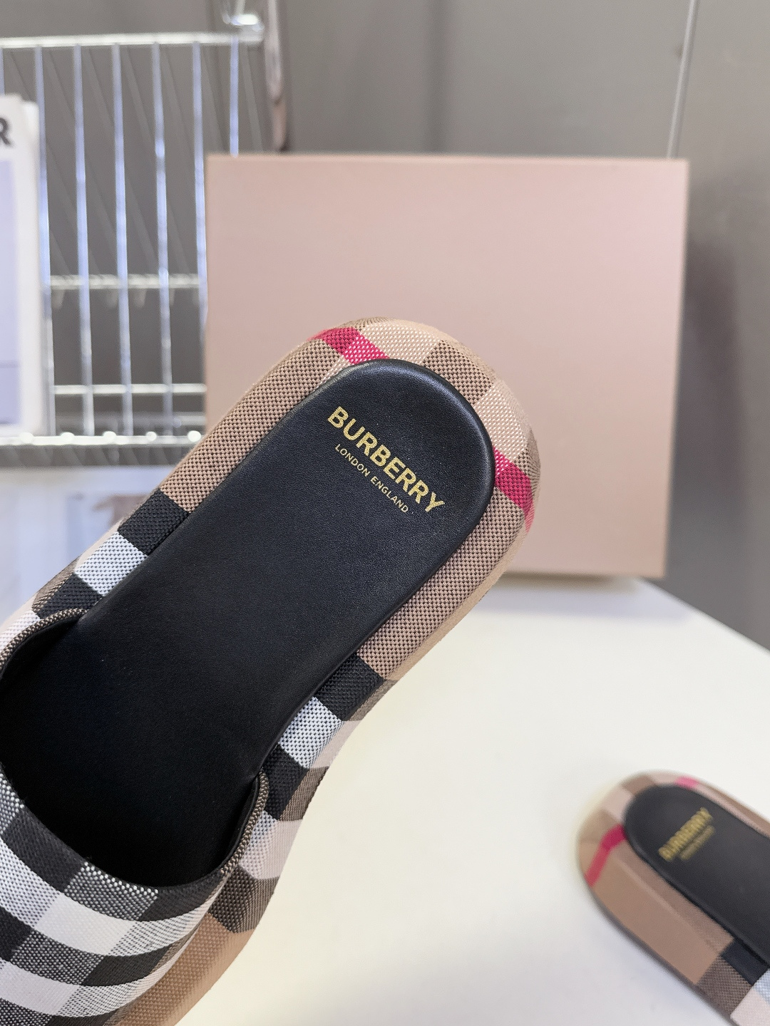 男➕10 Burberry博柏利春夏最新款拖鞋 凉鞋 超多明星时尚博主种草 夏天必备 大爆款‼️已经被它