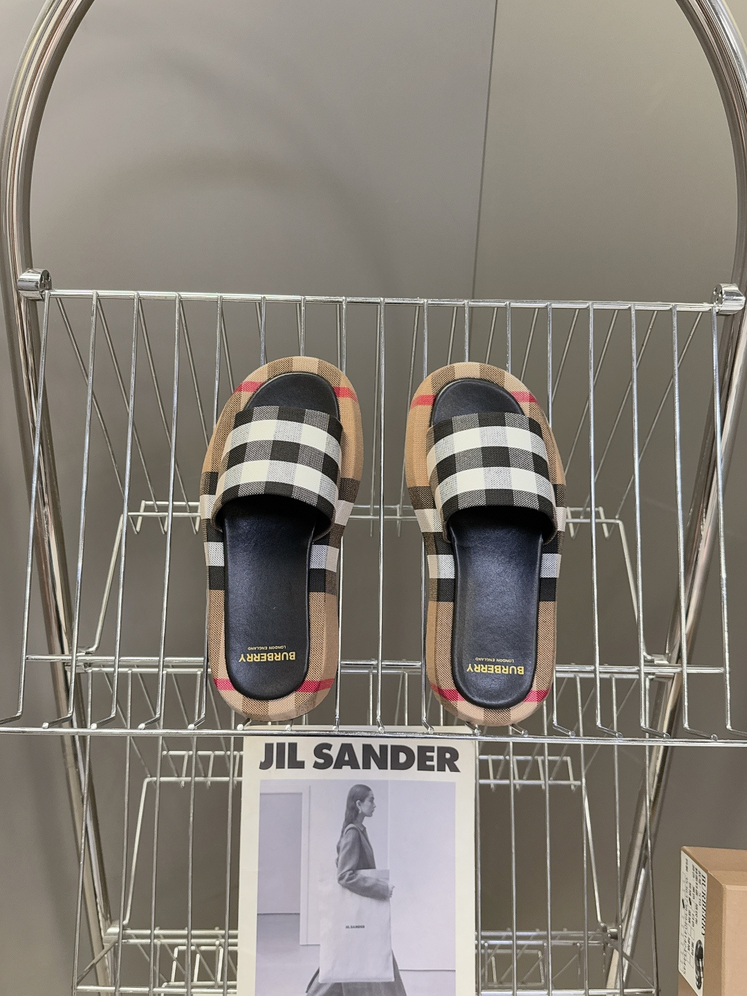 男➕10 Burberry博柏利春夏最新款拖鞋 凉鞋 超多明星时尚博主种草 夏天必备 大爆款‼️已经被它