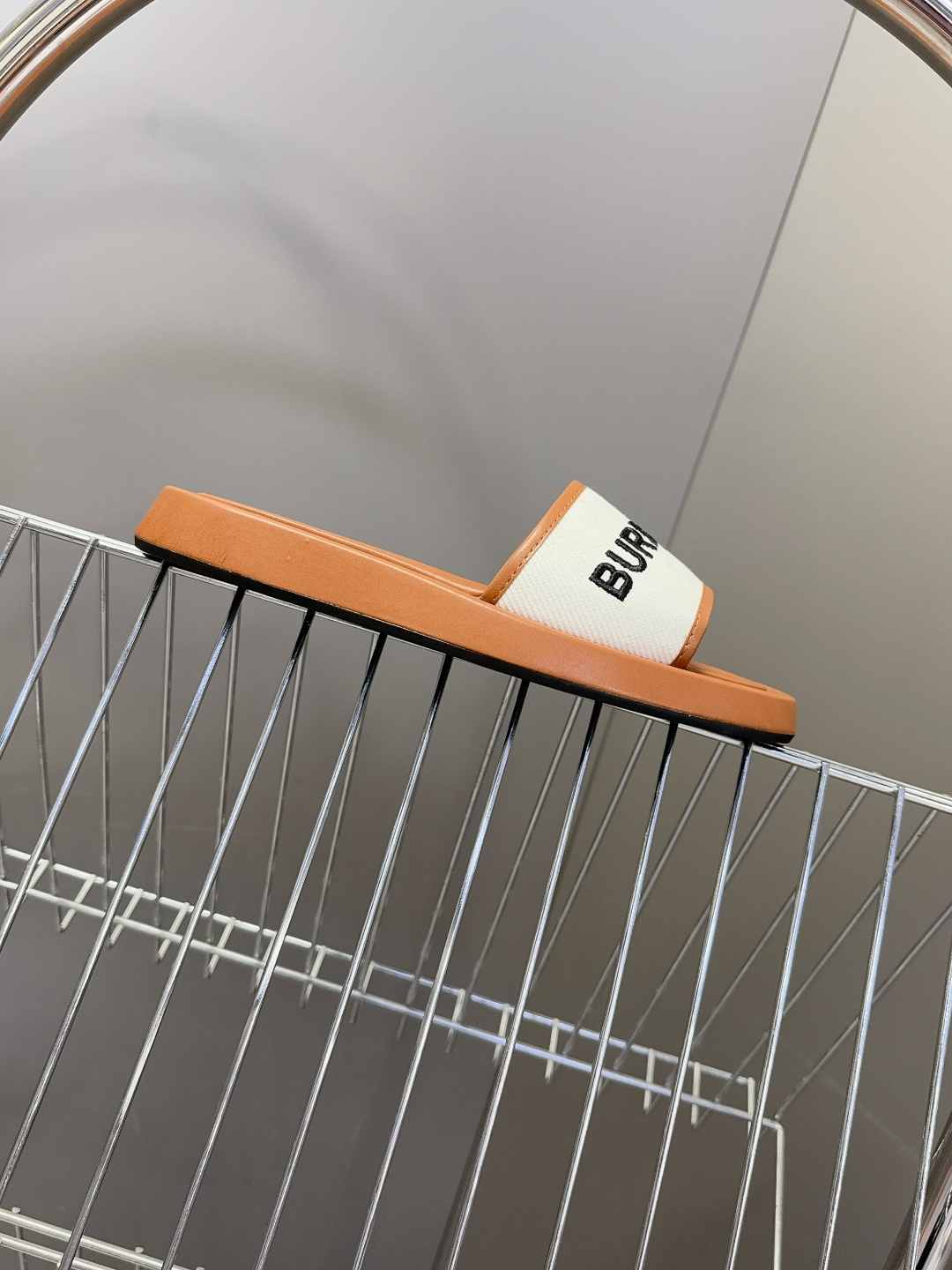 男➕10 Burberry博柏利春夏最新款拖鞋 凉鞋 超多明星时尚博主种草 夏天必备 大爆款‼️已经被它