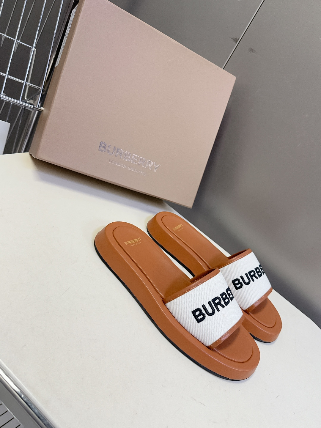 男➕10 Burberry博柏利春夏最新款拖鞋 凉鞋 超多明星时尚博主种草 夏天必备 大爆款‼️已经被它