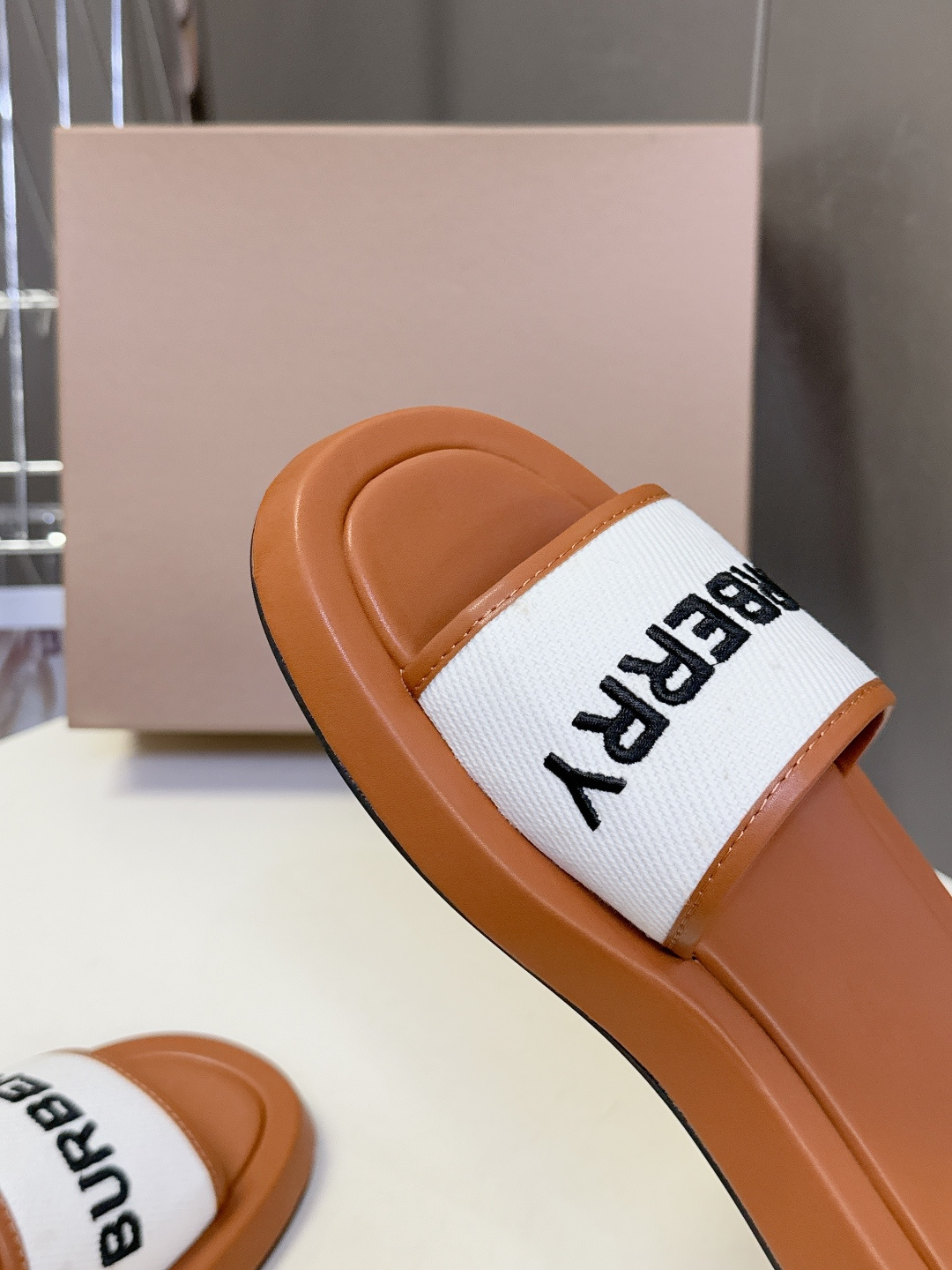 男➕10 Burberry博柏利春夏最新款拖鞋 凉鞋 超多明星时尚博主种草 夏天必备 大爆款‼️已经被它