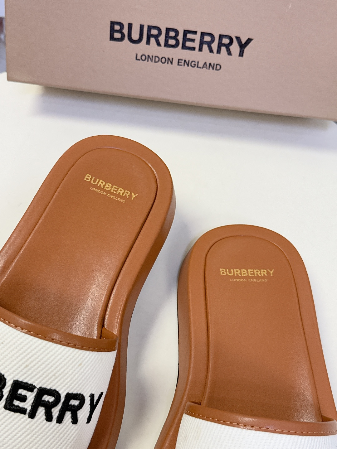 男➕10 Burberry博柏利春夏最新款拖鞋 凉鞋 超多明星时尚博主种草 夏天必备 大爆款‼️已经被它