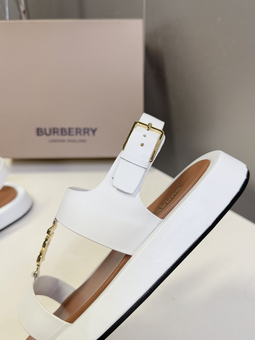 男➕10 Burberry博柏利春夏最新款拖鞋 凉鞋 超多明星时尚博主种草 夏天必备 大爆款‼️已经被它