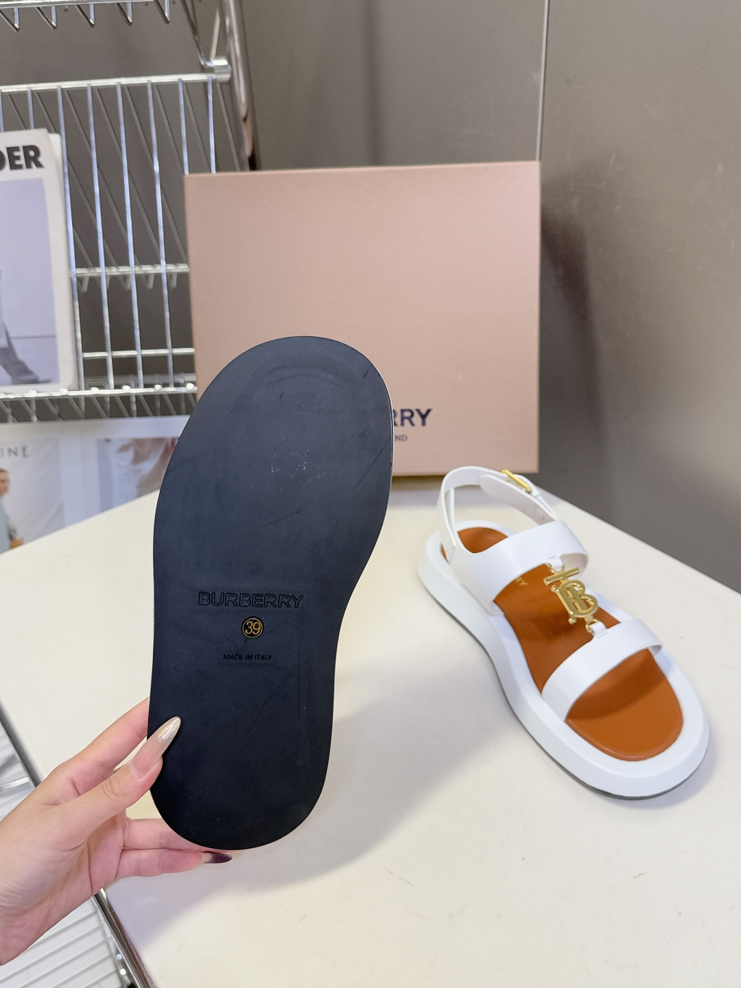男➕10 Burberry博柏利春夏最新款拖鞋 凉鞋 超多明星时尚博主种草 夏天必备 大爆款‼️已经被它