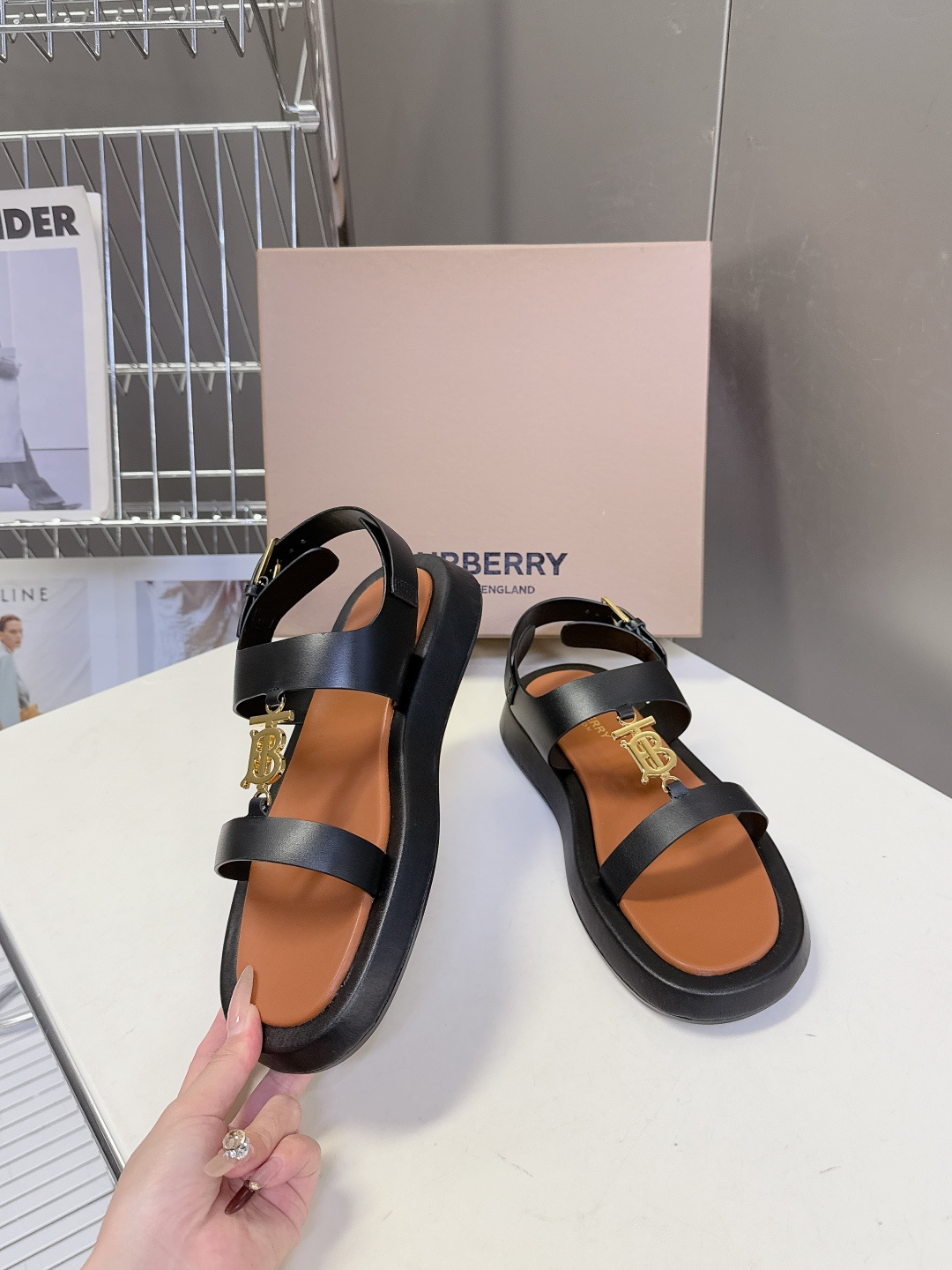 男➕10 Burberry博柏利春夏最新款拖鞋 凉鞋 超多明星时尚博主种草 夏天必备 大爆款‼️已经被它