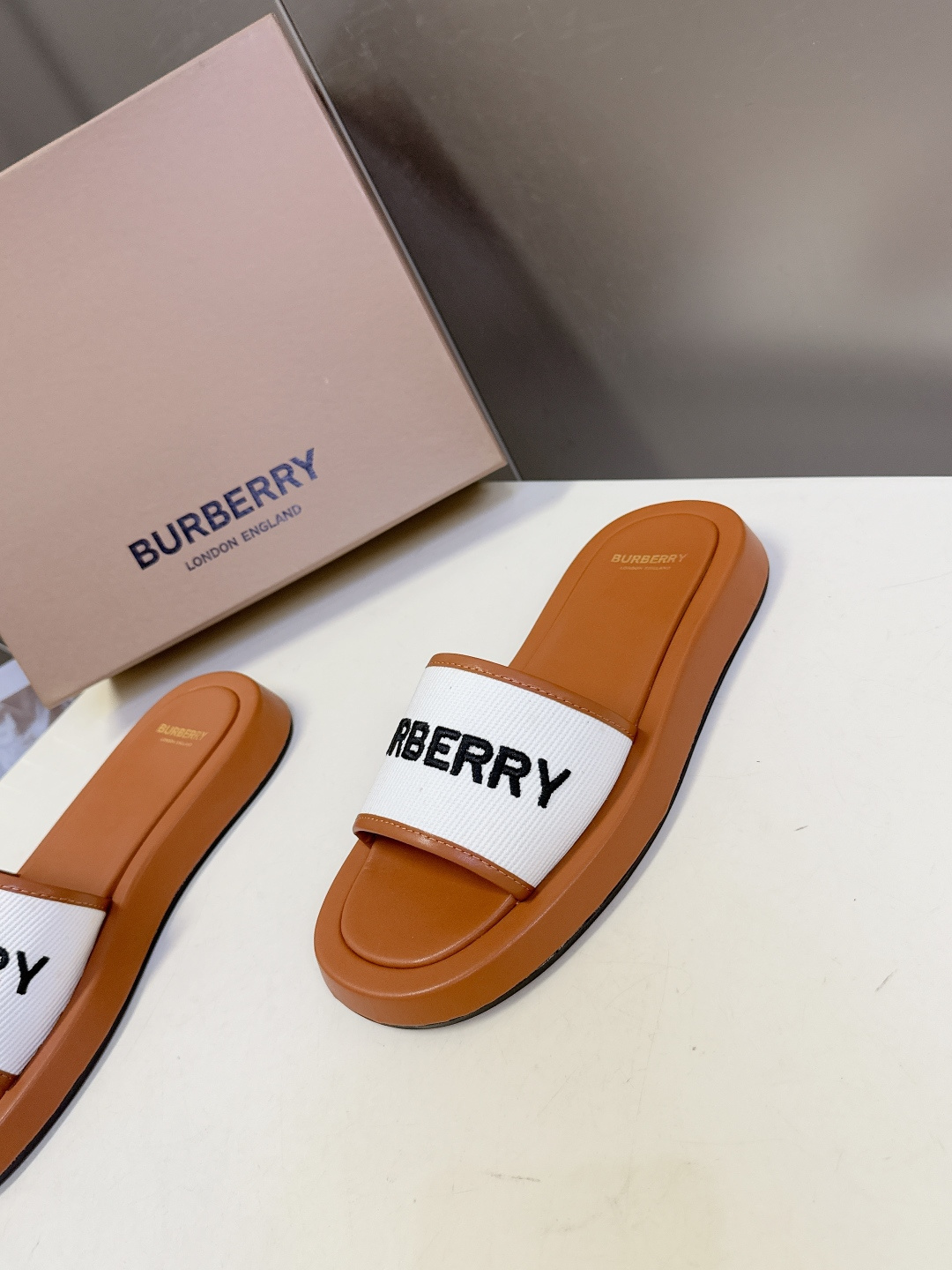 男➕10 Burberry博柏利春夏最新款拖鞋 凉鞋 超多明星时尚博主种草 夏天必备 大爆款‼️已经被它