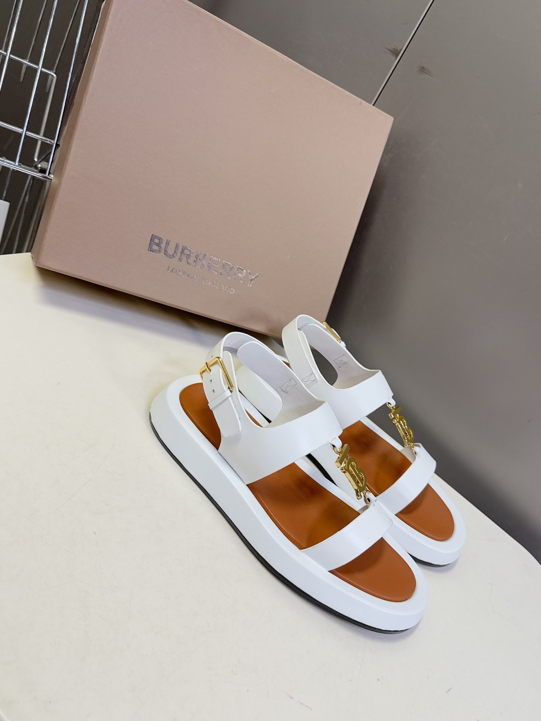 男➕10 Burberry博柏利春夏最新款拖鞋 凉鞋 超多明星时尚博主种草 夏天必备 大爆款‼️已经被它