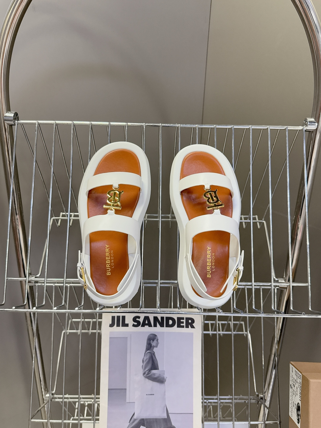 男➕10 Burberry博柏利春夏最新款拖鞋 凉鞋 超多明星时尚博主种草 夏天必备 大爆款‼️已经被它