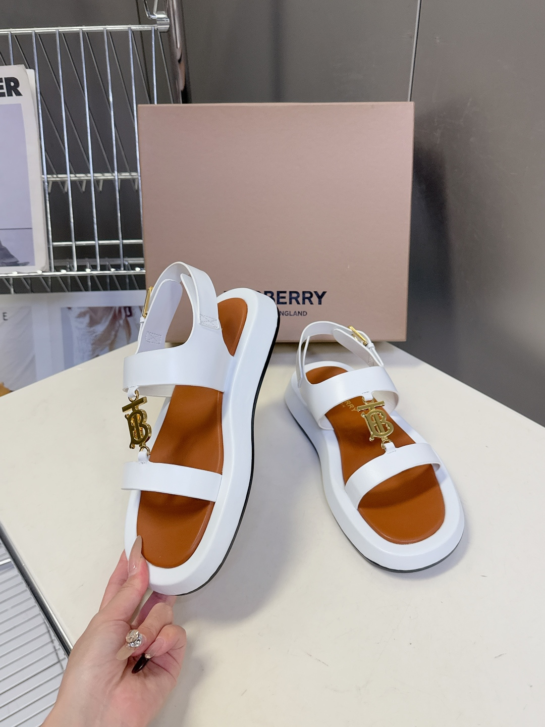 男➕10 Burberry博柏利春夏最新款拖鞋 凉鞋 超多明星时尚博主种草 夏天必备 大爆款‼️已经被它