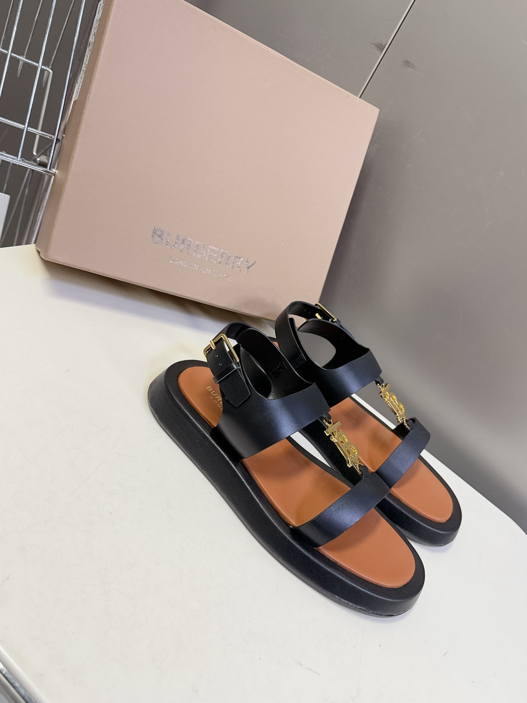 男➕10 Burberry博柏利春夏最新款拖鞋 凉鞋 超多明星时尚博主种草 夏天必备 大爆款‼️已经被它