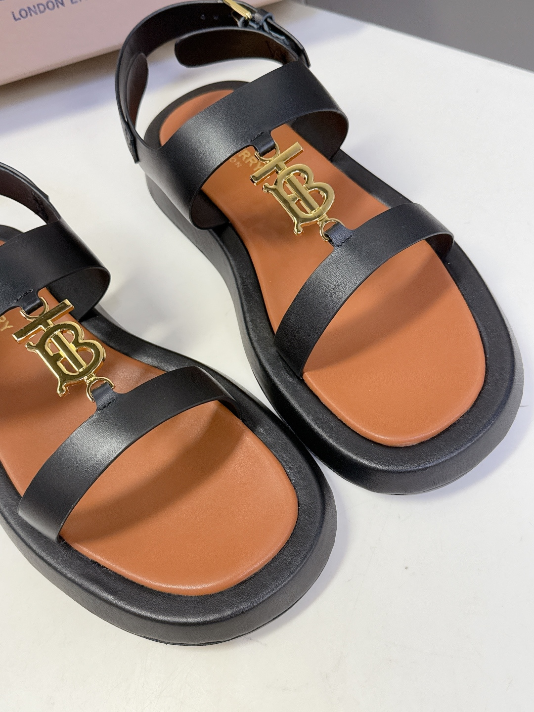 男➕10 Burberry博柏利春夏最新款拖鞋 凉鞋 超多明星时尚博主种草 夏天必备 大爆款‼️已经被它