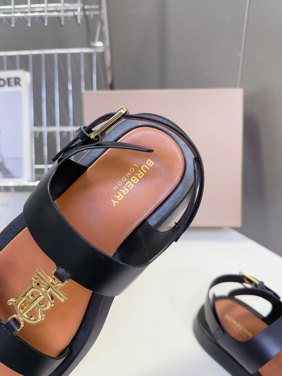 男➕10 Burberry博柏利春夏最新款拖鞋 凉鞋 超多明星时尚博主种草 夏天必备 大爆款‼️已经被它