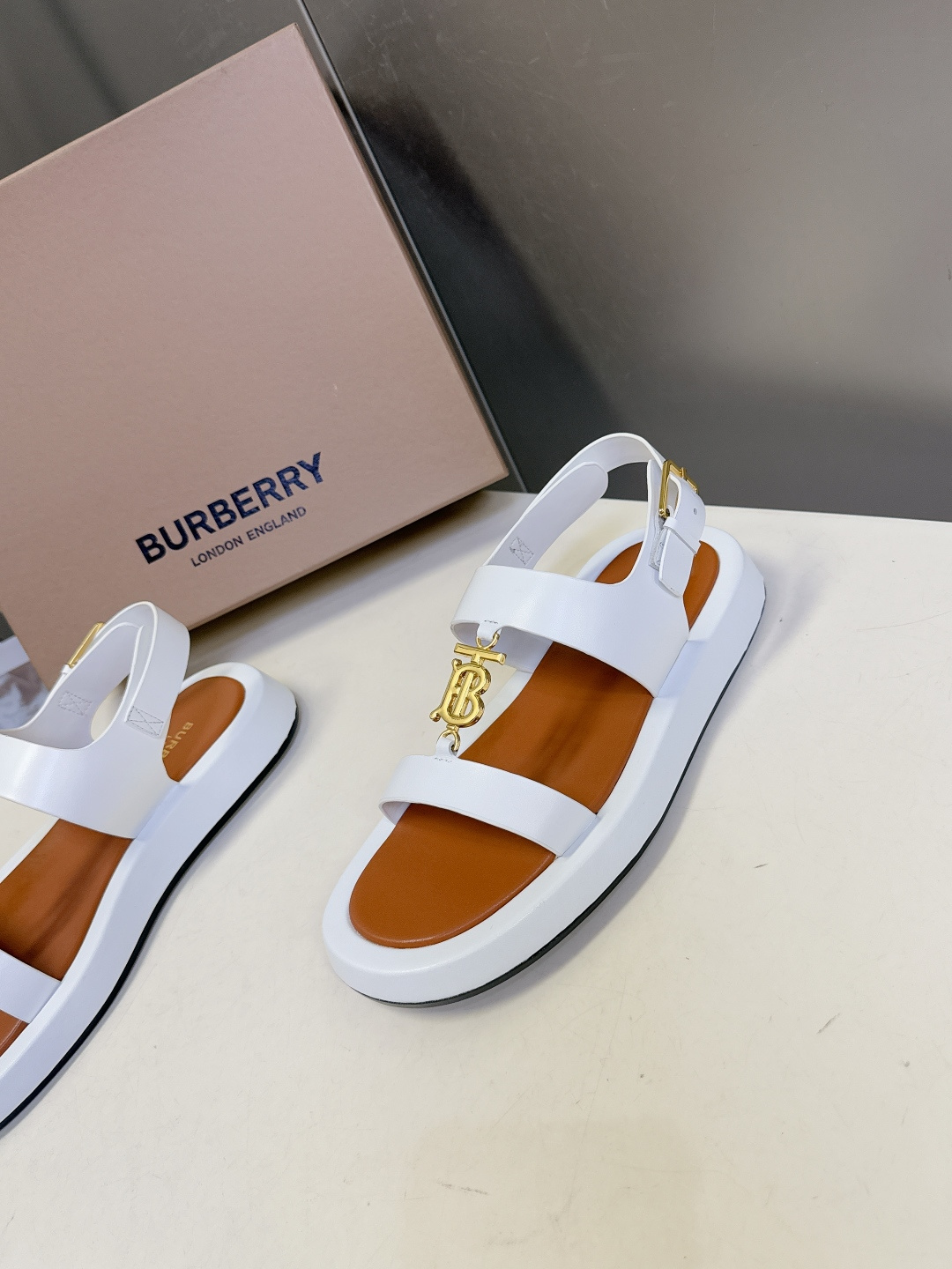 男➕10 Burberry博柏利春夏最新款拖鞋 凉鞋 超多明星时尚博主种草 夏天必备 大爆款‼️已经被它