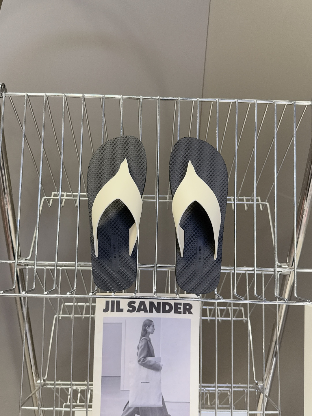 The Row 春夏最新款人字拖鞋 超多明星网红种草 展示了舒适自在的简约感穿搭! 新款 Dune人字拖