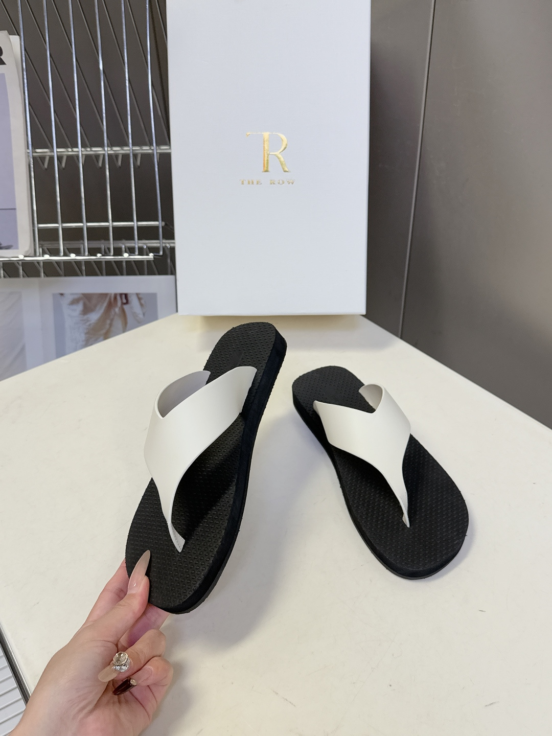 The Row 春夏最新款人字拖鞋 超多明星网红种草 展示了舒适自在的简约感穿搭! 新款 Dune人字拖