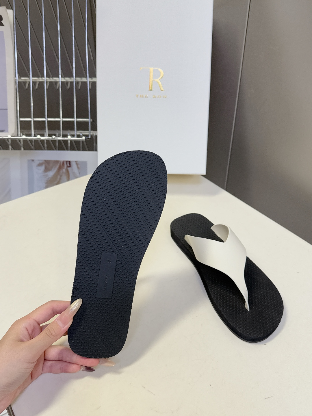 The Row 春夏最新款人字拖鞋 超多明星网红种草 展示了舒适自在的简约感穿搭! 新款 Dune人字拖