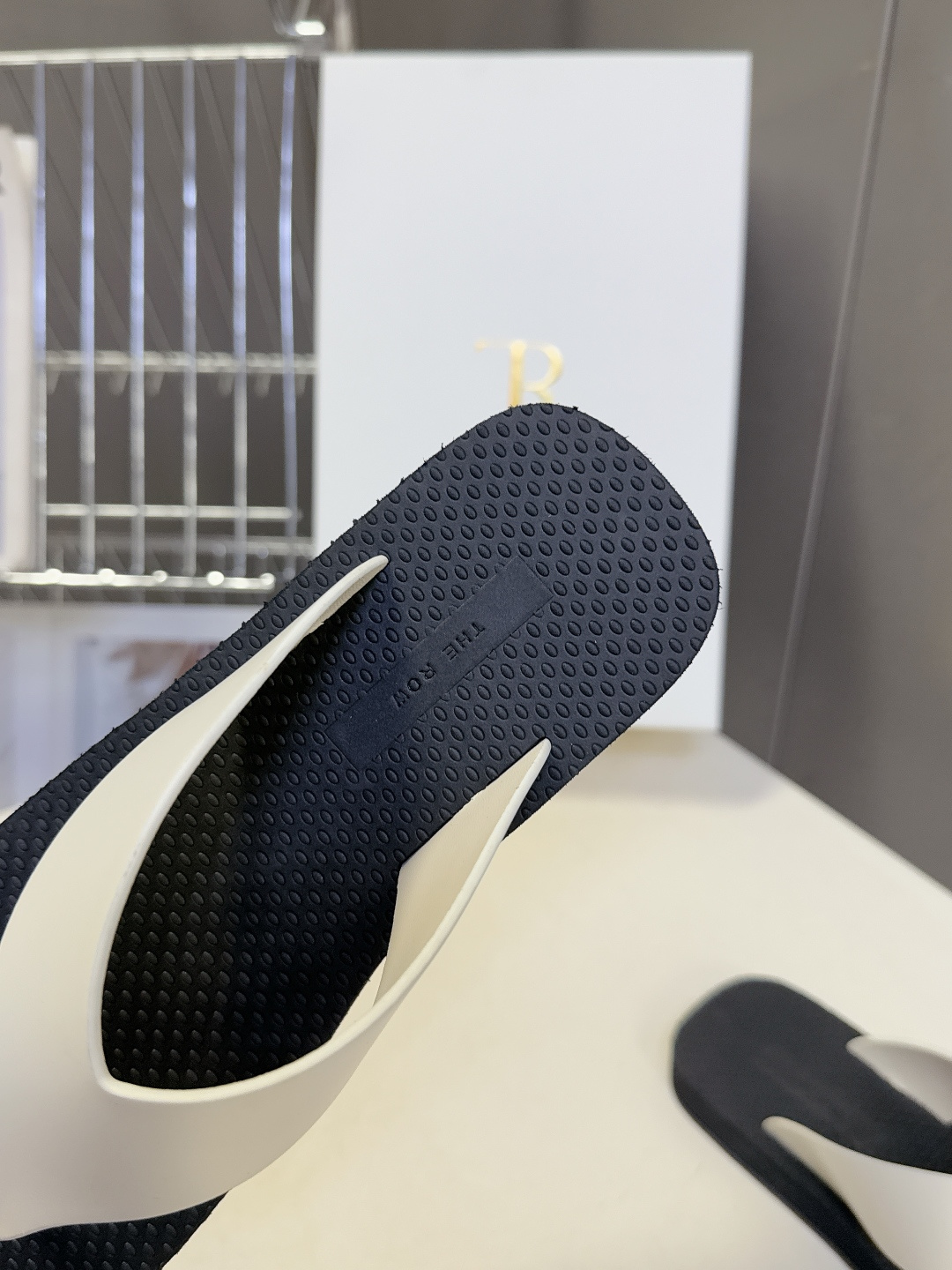 The Row 春夏最新款人字拖鞋 超多明星网红种草 展示了舒适自在的简约感穿搭! 新款 Dune人字拖