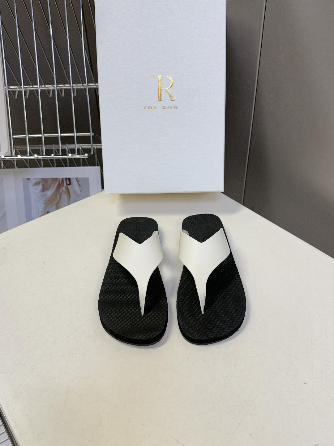 The Row 春夏最新款人字拖鞋 超多明星网红种草 展示了舒适自在的简约感穿搭! 新款 Dune人字拖