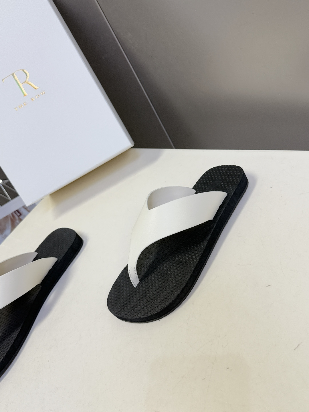 The Row 春夏最新款人字拖鞋 超多明星网红种草 展示了舒适自在的简约感穿搭! 新款 Dune人字拖