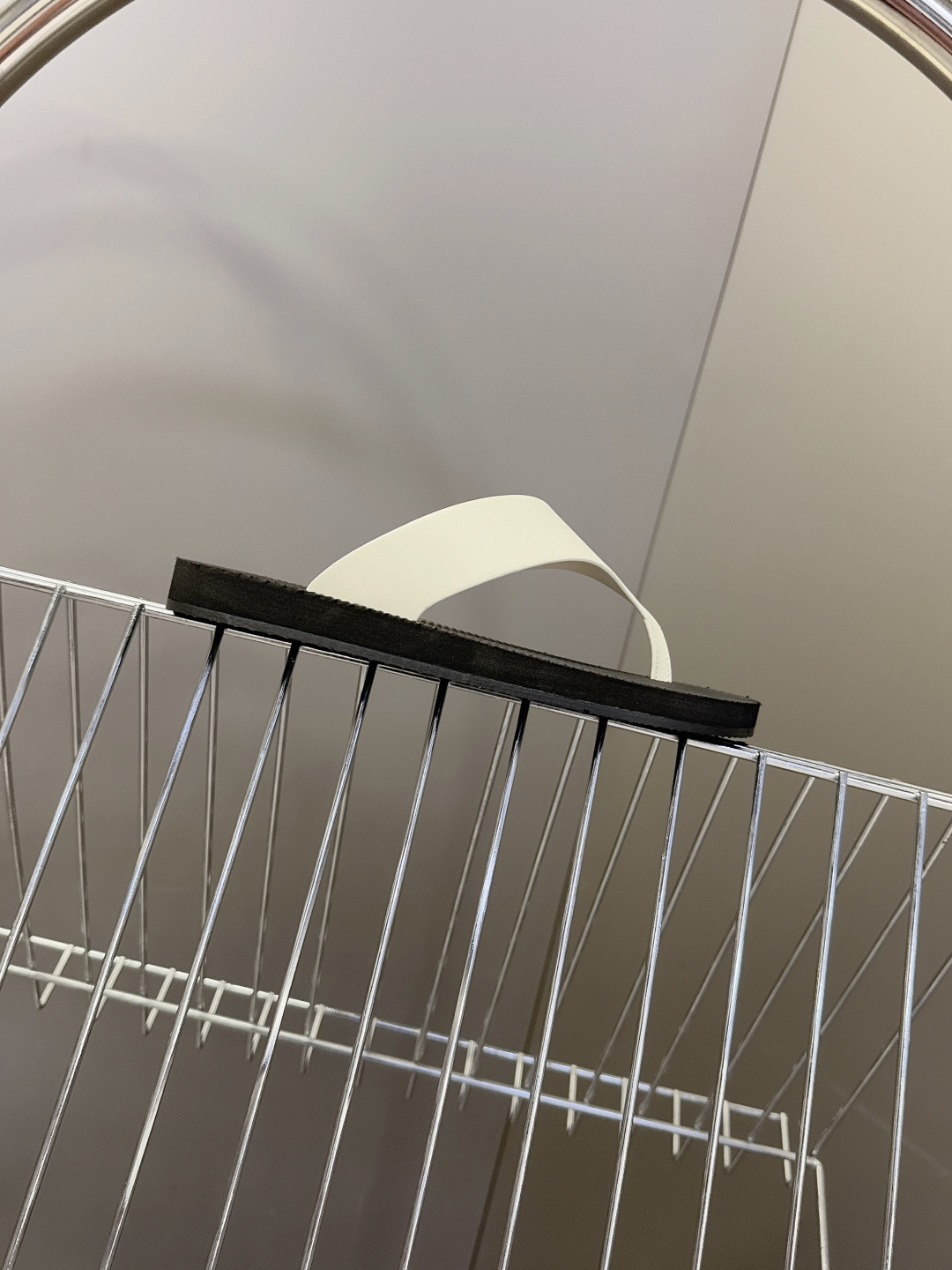 The Row 春夏最新款人字拖鞋 超多明星网红种草 展示了舒适自在的简约感穿搭! 新款 Dune人字拖