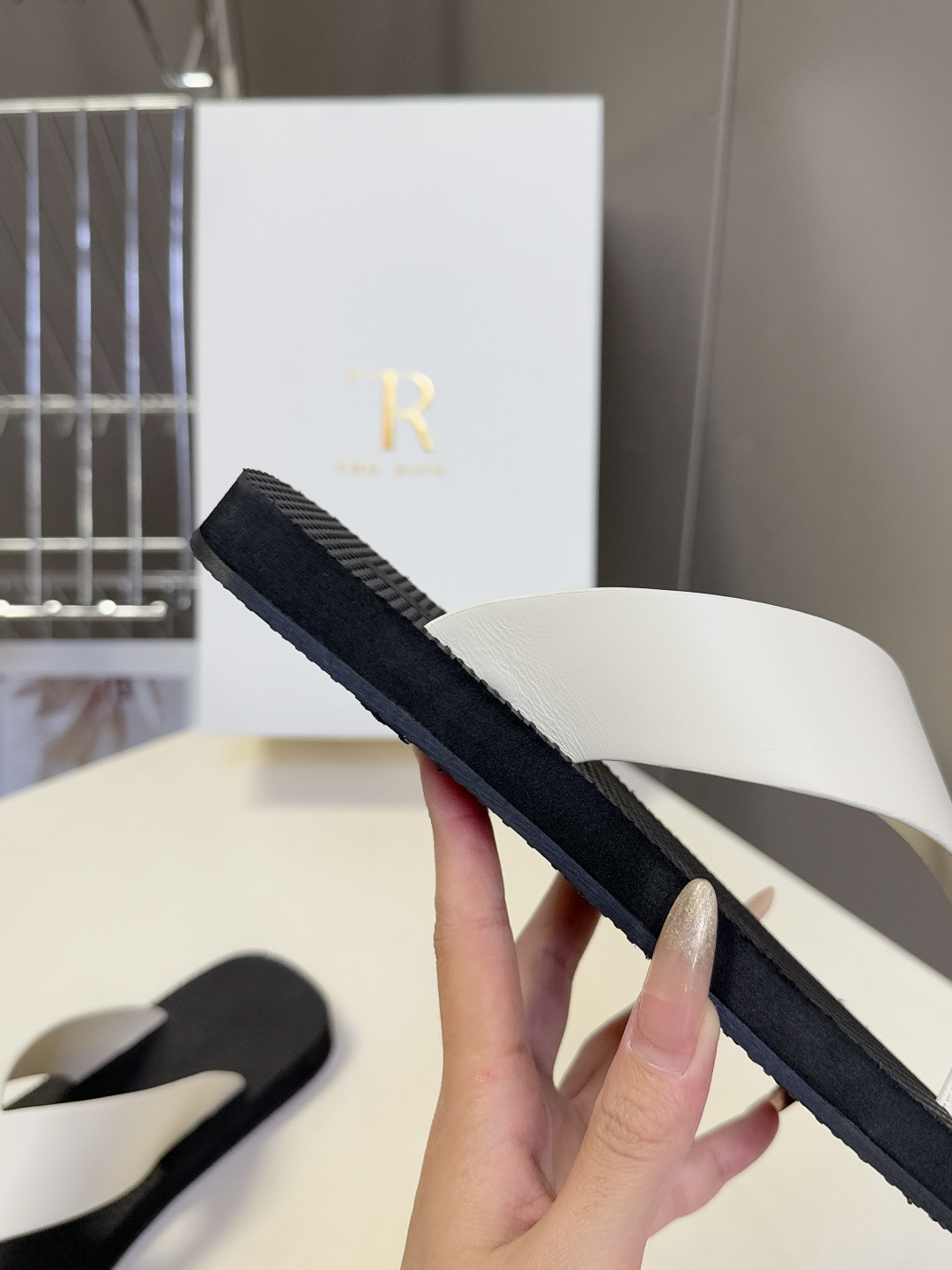 The Row 春夏最新款人字拖鞋 超多明星网红种草 展示了舒适自在的简约感穿搭! 新款 Dune人字拖