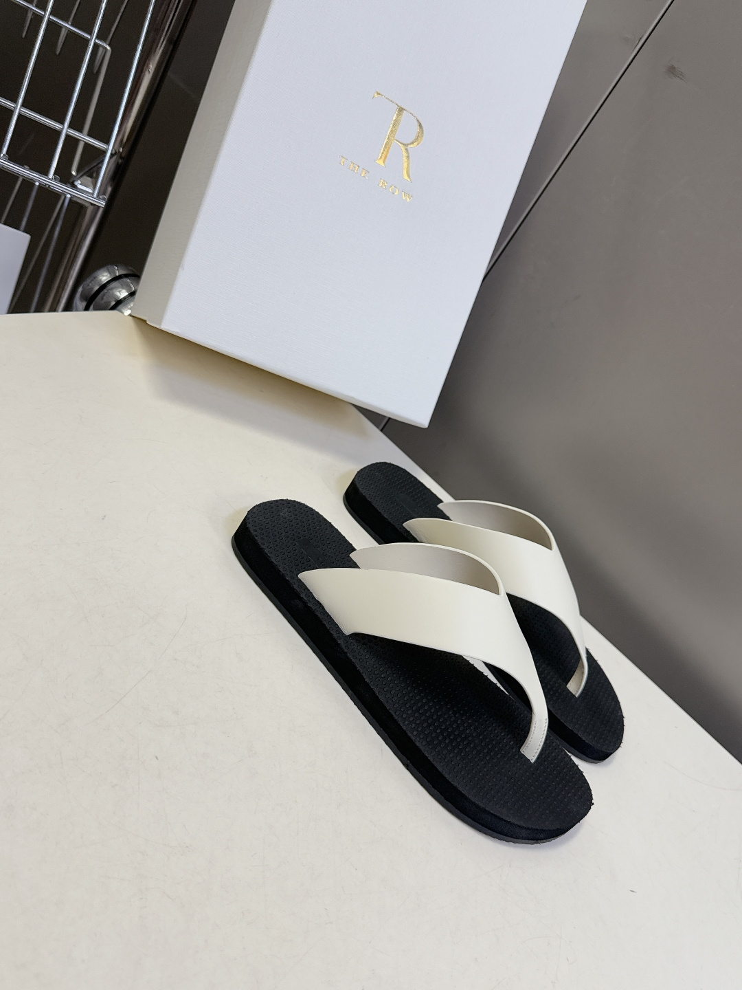 The Row 春夏最新款人字拖鞋 超多明星网红种草 展示了舒适自在的简约感穿搭! 新款 Dune人字拖