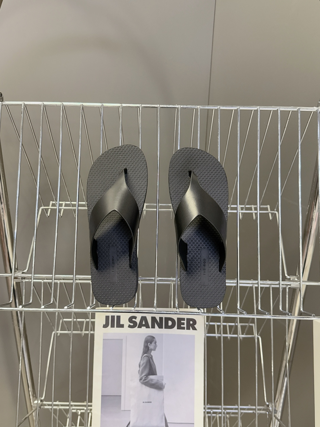 The Row 春夏最新款人字拖鞋 超多明星网红种草 展示了舒适自在的简约感穿搭! 新款 Dune人字拖