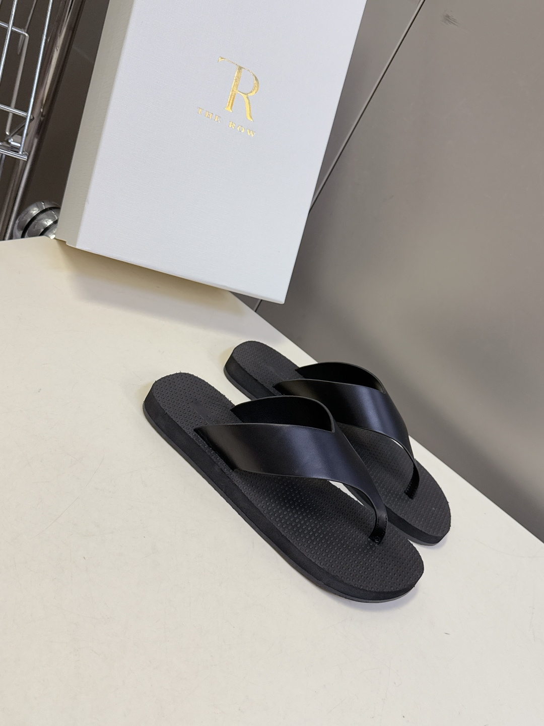 The Row 春夏最新款人字拖鞋 超多明星网红种草 展示了舒适自在的简约感穿搭! 新款 Dune人字拖